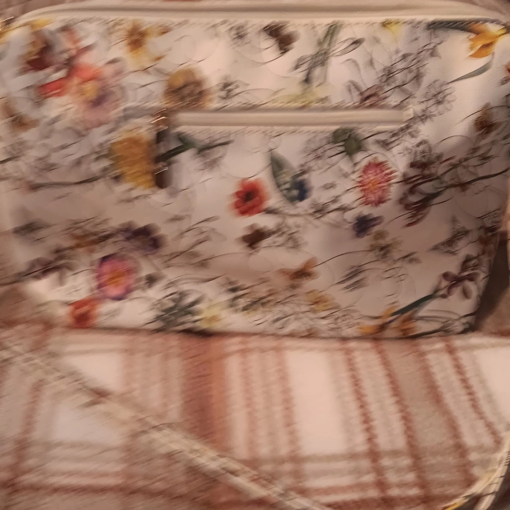 Handbags - Picture 2 of 3